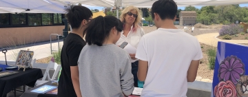 用色彩安放情绪：圣地亚哥河社区艺术日的艺术家谈艺术表达